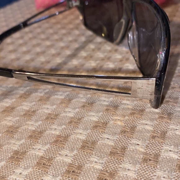 Burberry sunglasses - Picture 6 of 6